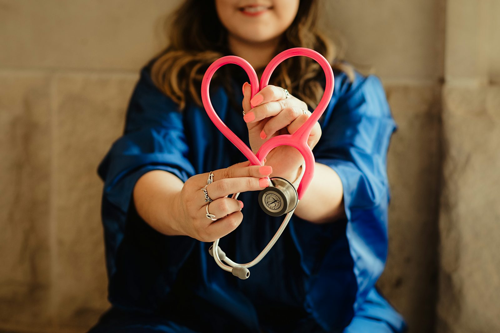 Profesional sanitaria con estetoscopio en forma de corazón